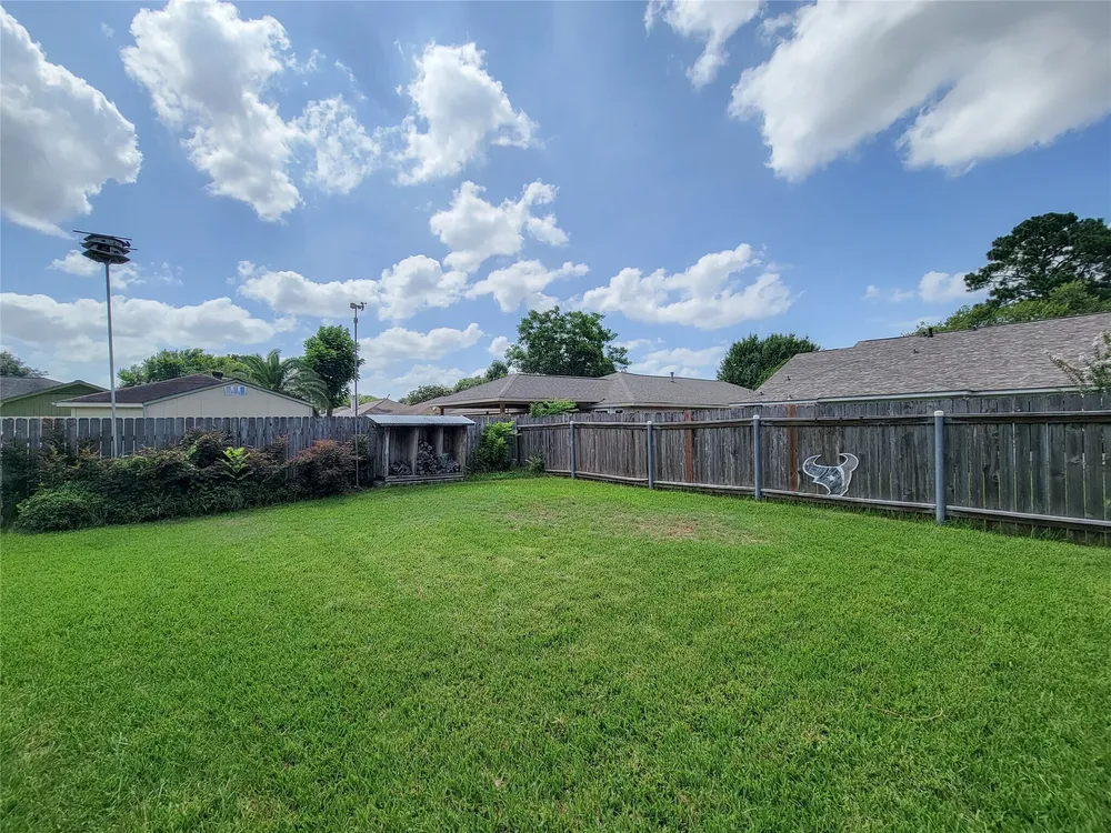 9202 Benning Dr, Houston, TX 77031