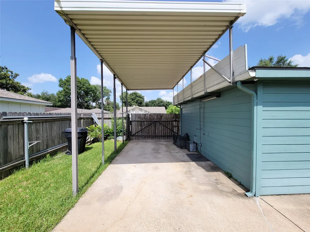9202 Benning Dr, Houston, TX 77031