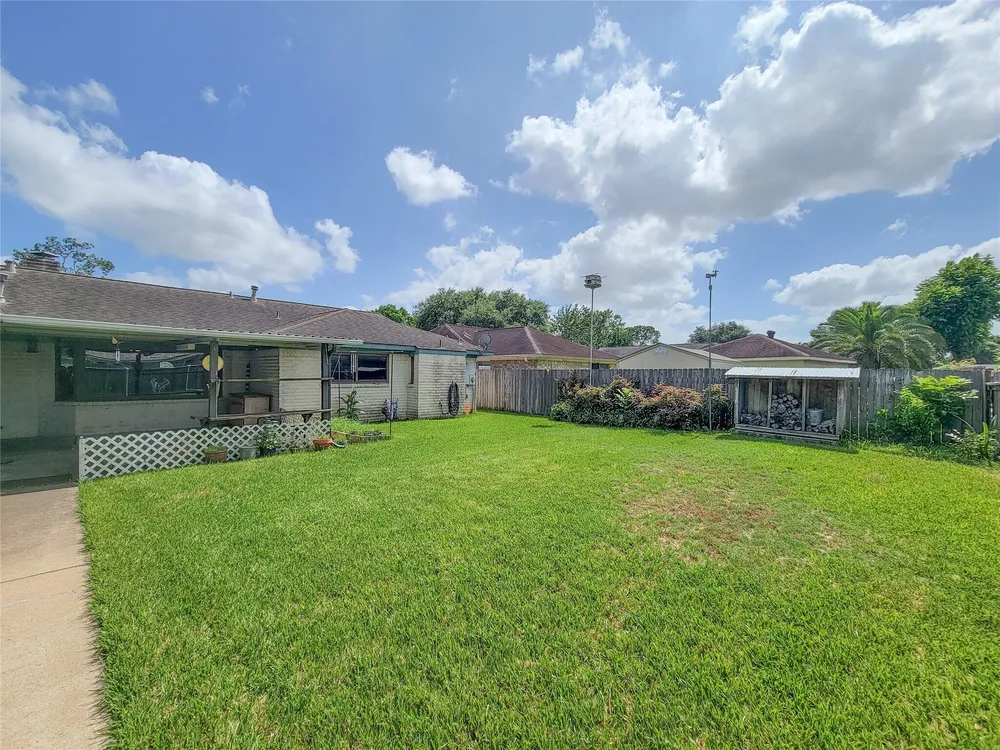 9202 Benning Dr, Houston, TX 77031