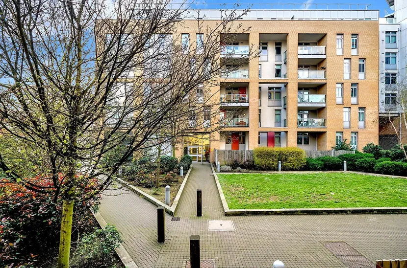 Salton Square, E14