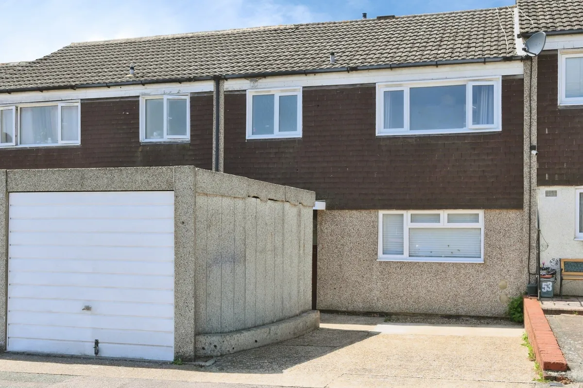 Seymours, HARLOW