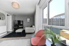 Seymours, HARLOW