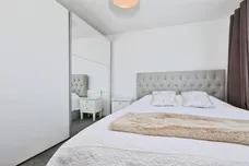 Seymours, HARLOW