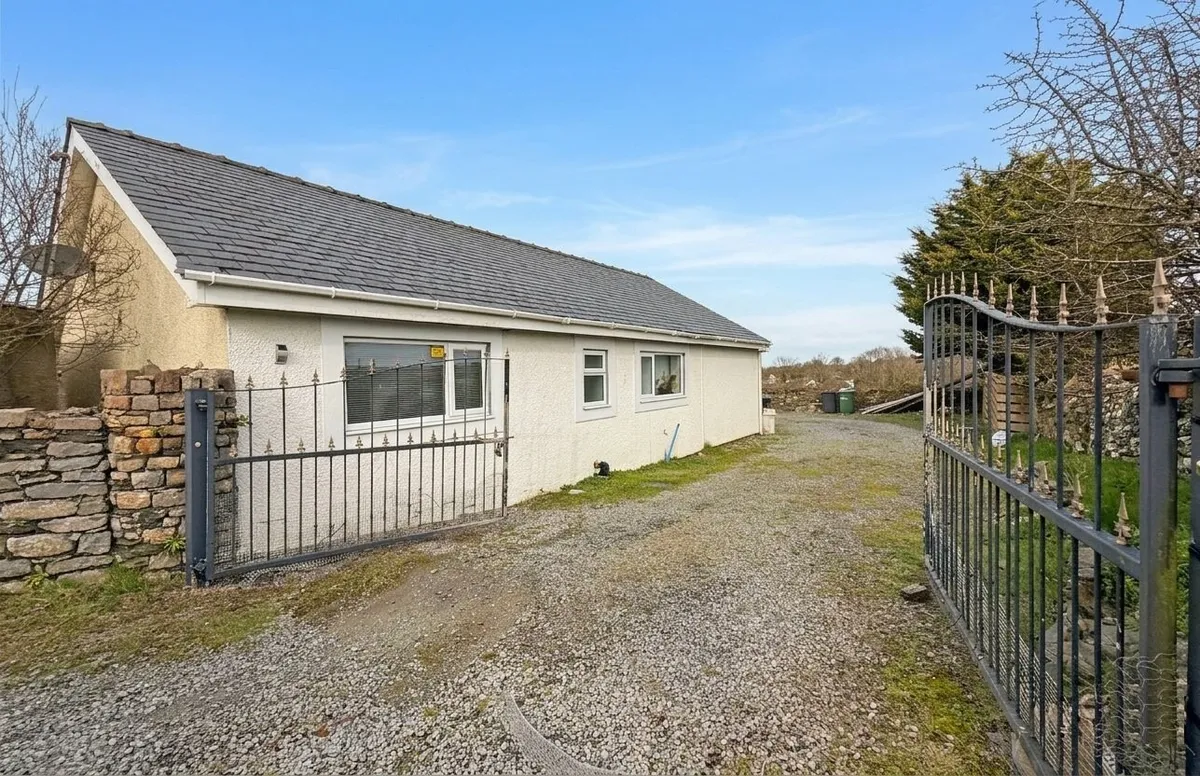 Capel Mawr, Bodorgan, Isle of Anglesey, LL62