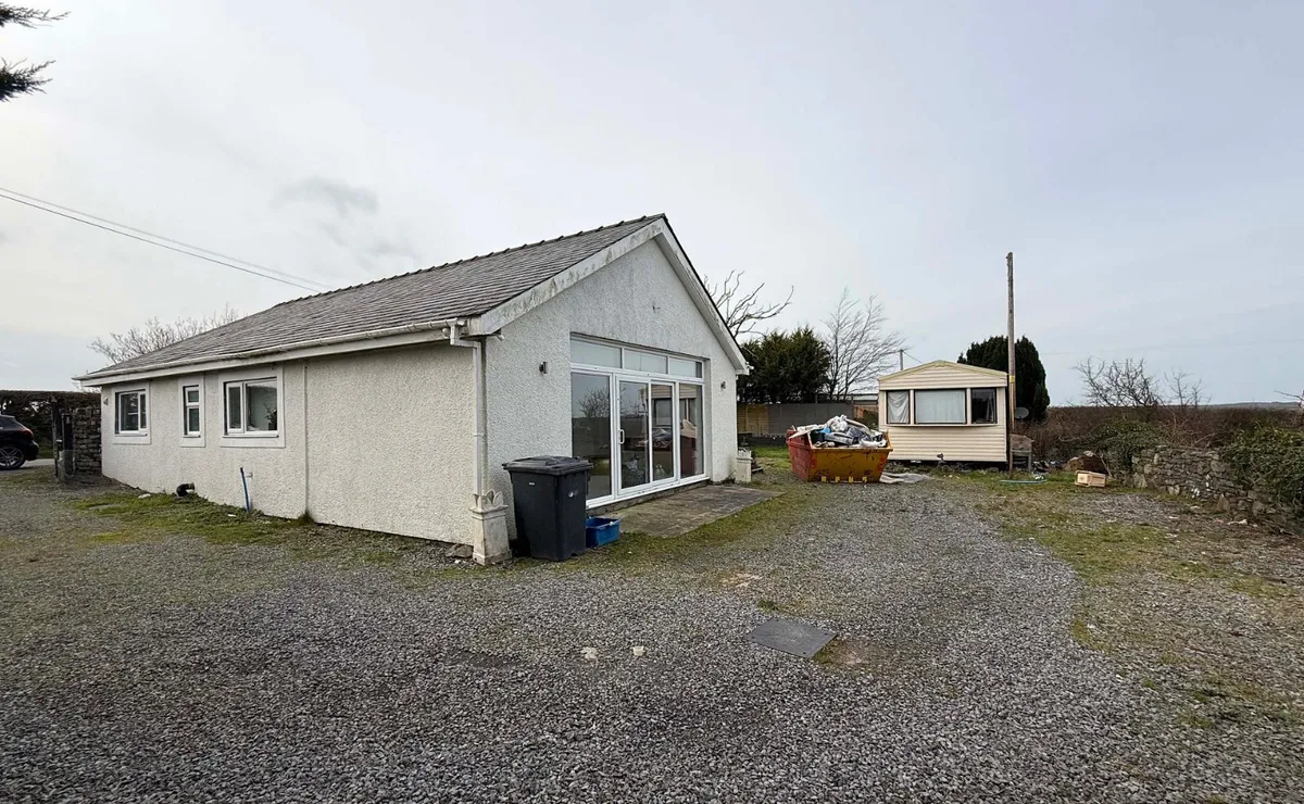 Capel Mawr, Bodorgan, Isle of Anglesey, LL62
