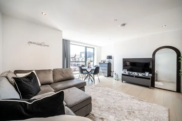 Diggers Lane, Weybridge, KT13 photo 2