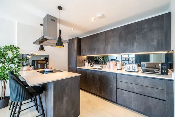Diggers Lane, Weybridge, KT13 photo 3