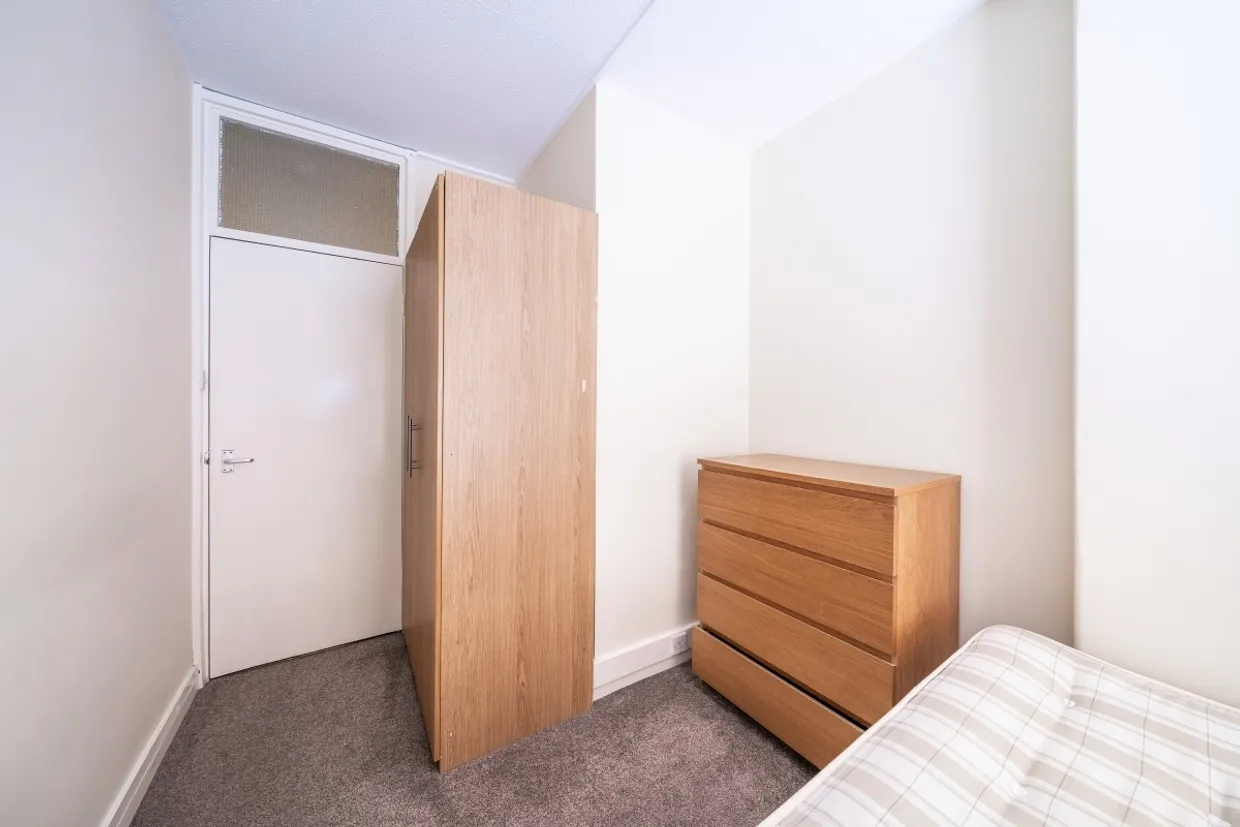 Vicarage Crescent London SW11 photo 3