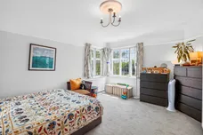 Queens Drive, London