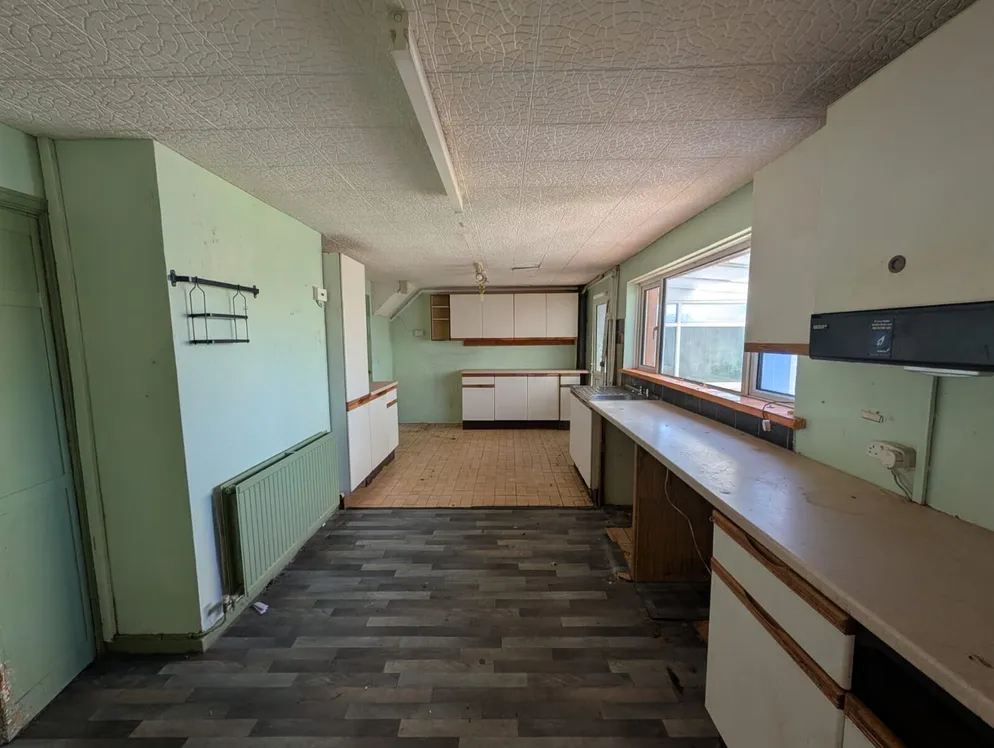 Property carousel item 4