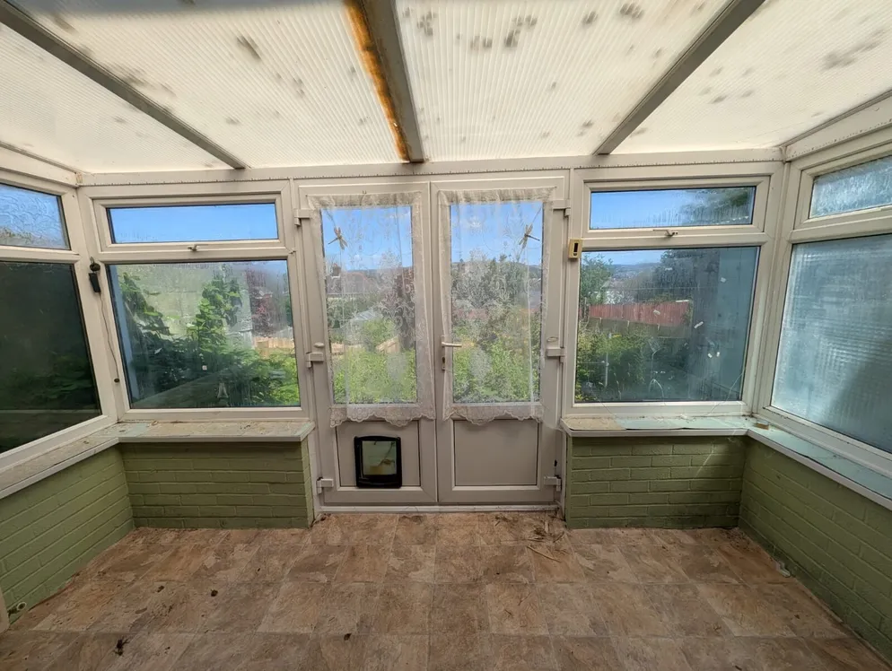 Property carousel item 6