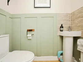 Emerald Close, Rugby thumb 3