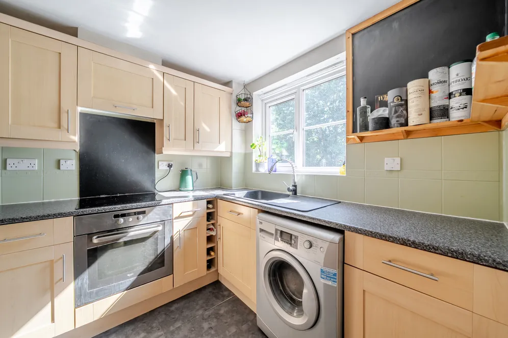 Sherriff Close, Esher, KT10 photo 3