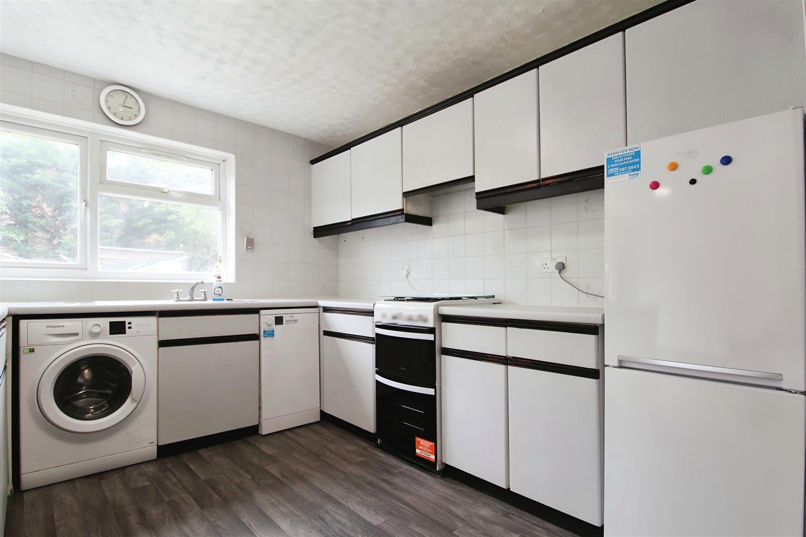Rochfords Gardens, Slough Image 4