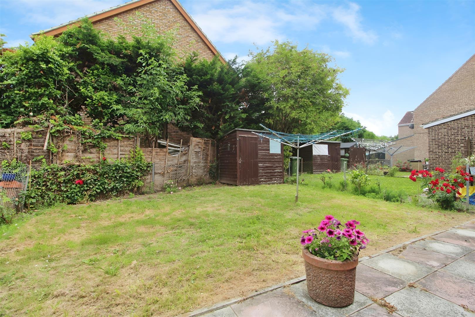 Rochfords Gardens, Slough Image 6