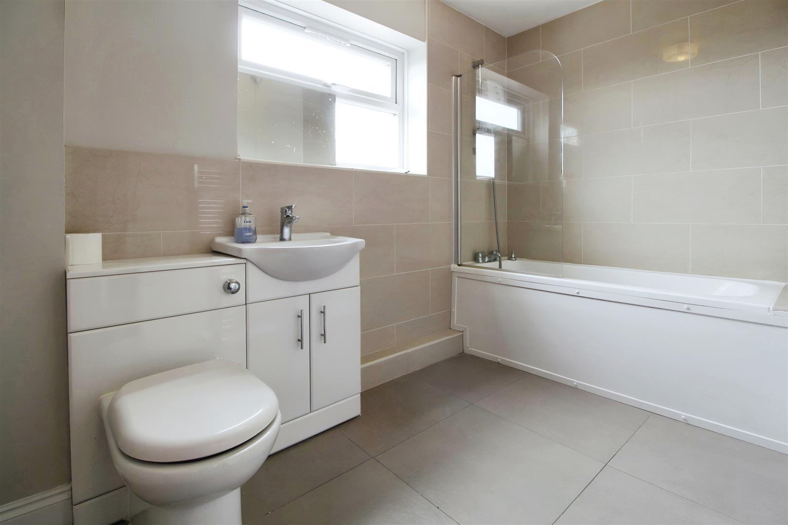 Rochfords Gardens, Slough Image 10