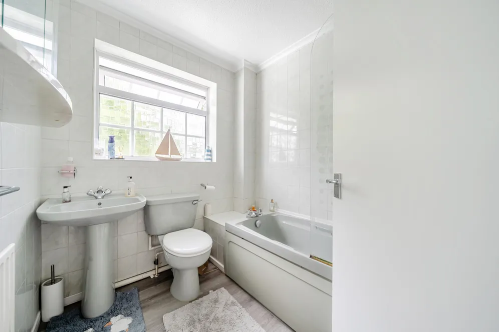Woodleigh, Fleet, GU51 photo 11