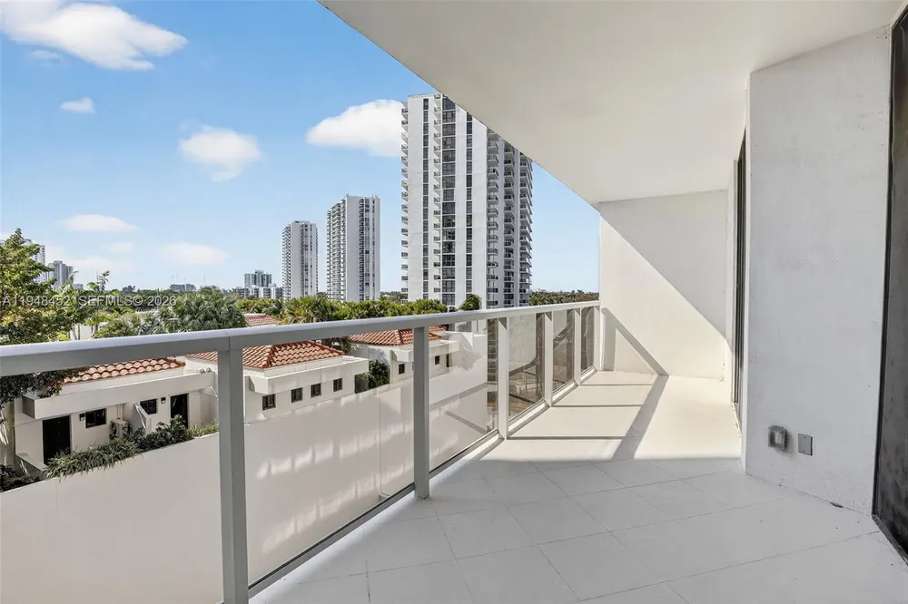20281 E Country Club Dr, Aventura, FL 33180