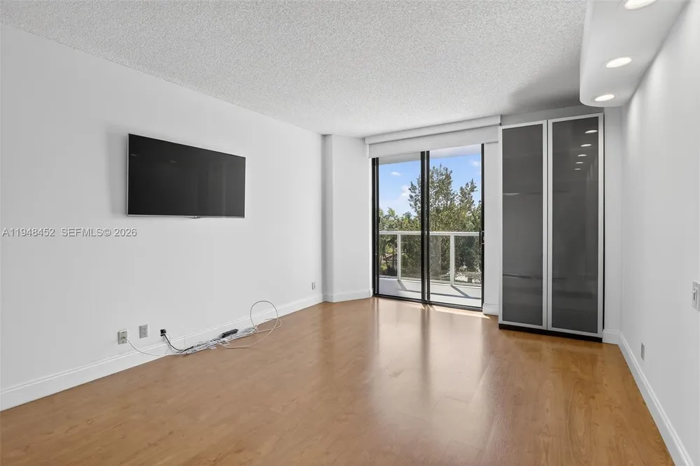 20281 E Country Club Dr, Aventura, FL 33180