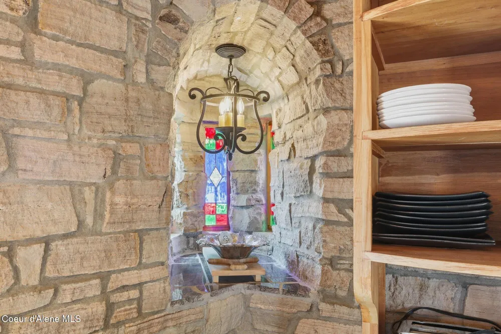 1018 Mogul Hill Rd, Sandpoint, ID 83864