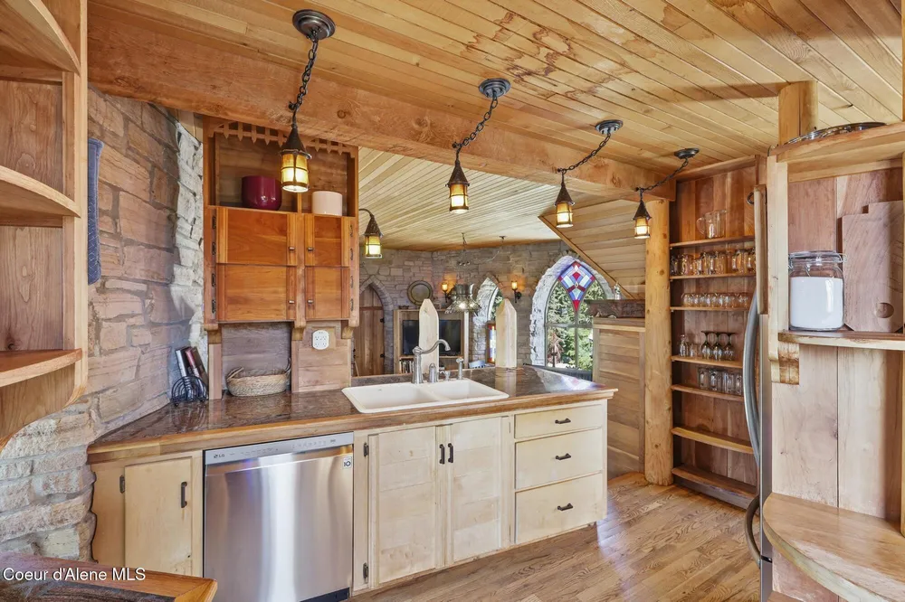 1018 Mogul Hill Rd, Sandpoint, ID 83864