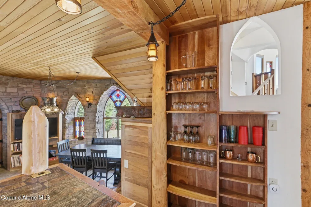 1018 Mogul Hill Rd, Sandpoint, ID 83864