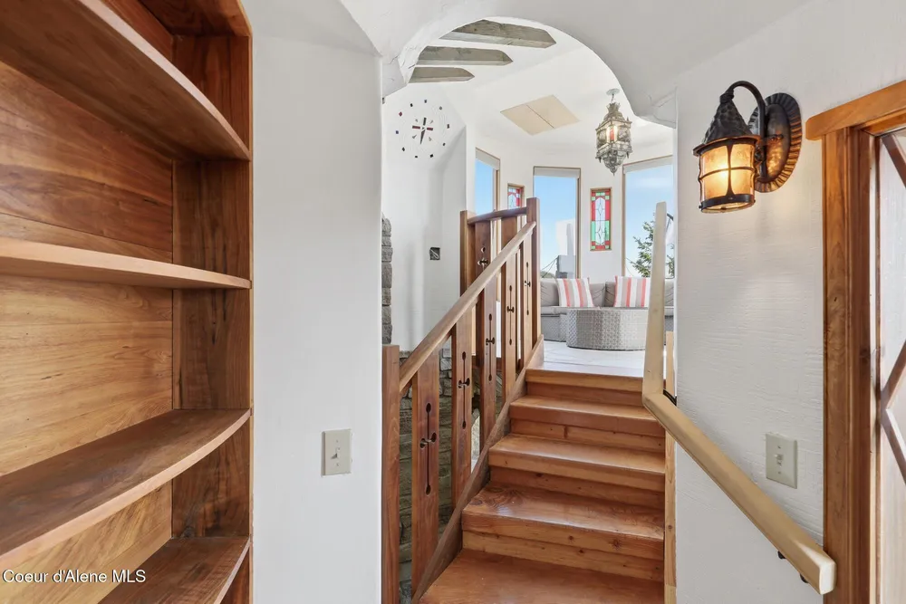 1018 Mogul Hill Rd, Sandpoint, ID 83864