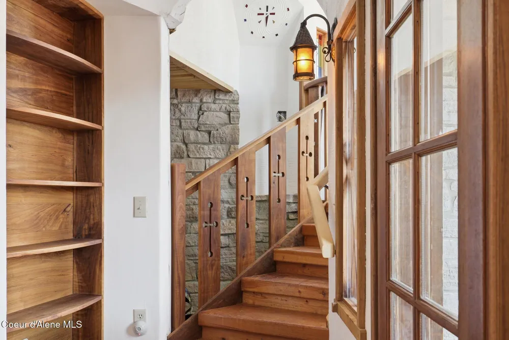 1018 Mogul Hill Rd, Sandpoint, ID 83864