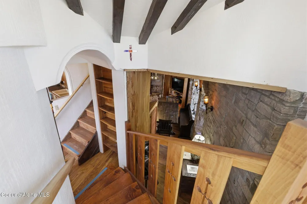 1018 Mogul Hill Rd, Sandpoint, ID 83864