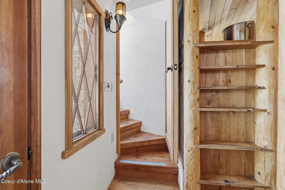 1018 Mogul Hill Rd, Sandpoint, ID 83864