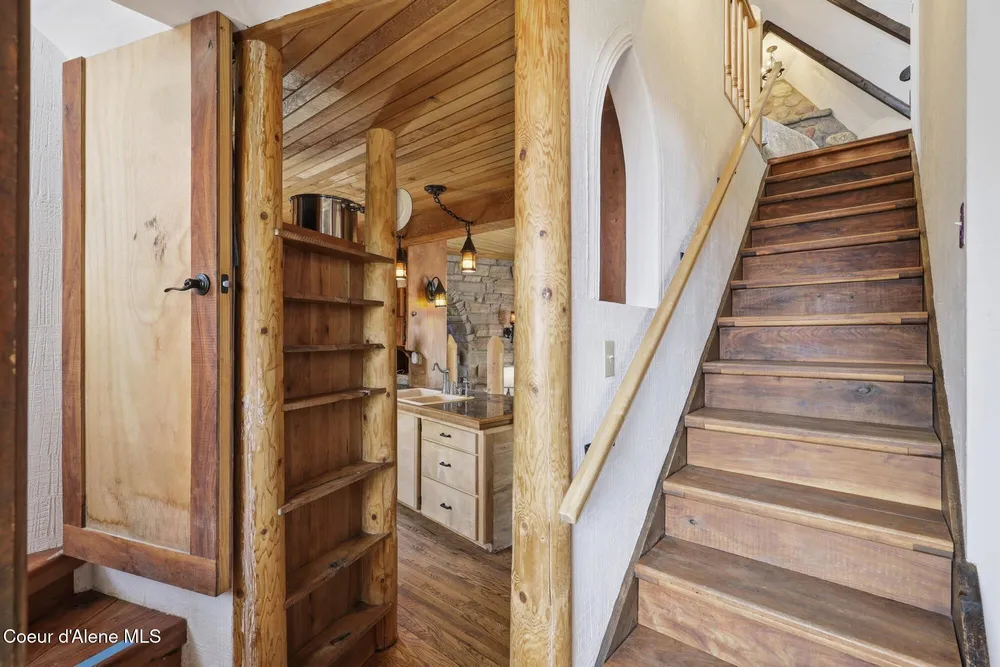 1018 Mogul Hill Rd, Sandpoint, ID 83864
