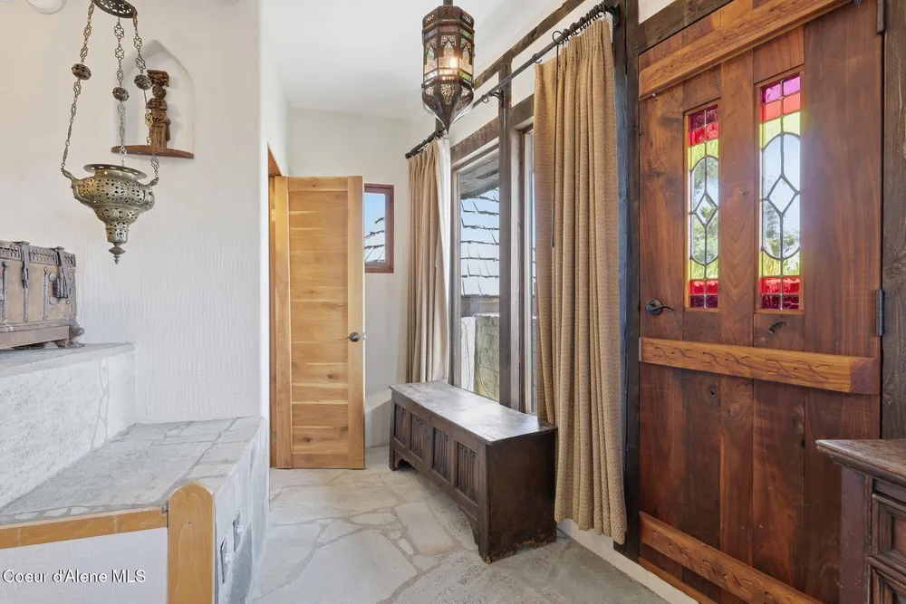 1018 Mogul Hill Rd, Sandpoint, ID 83864
