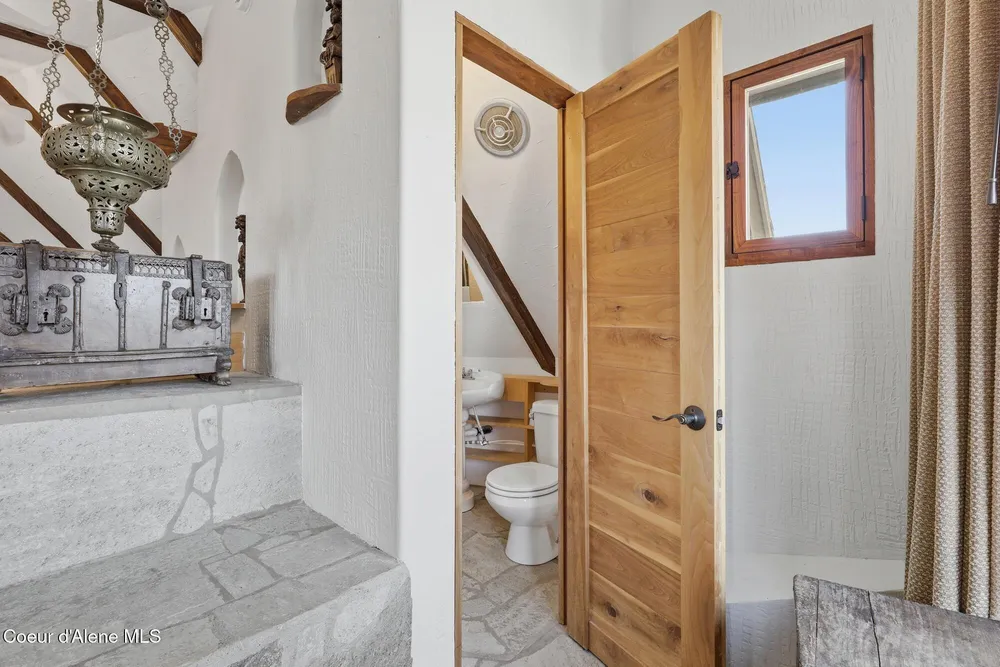 1018 Mogul Hill Rd, Sandpoint, ID 83864