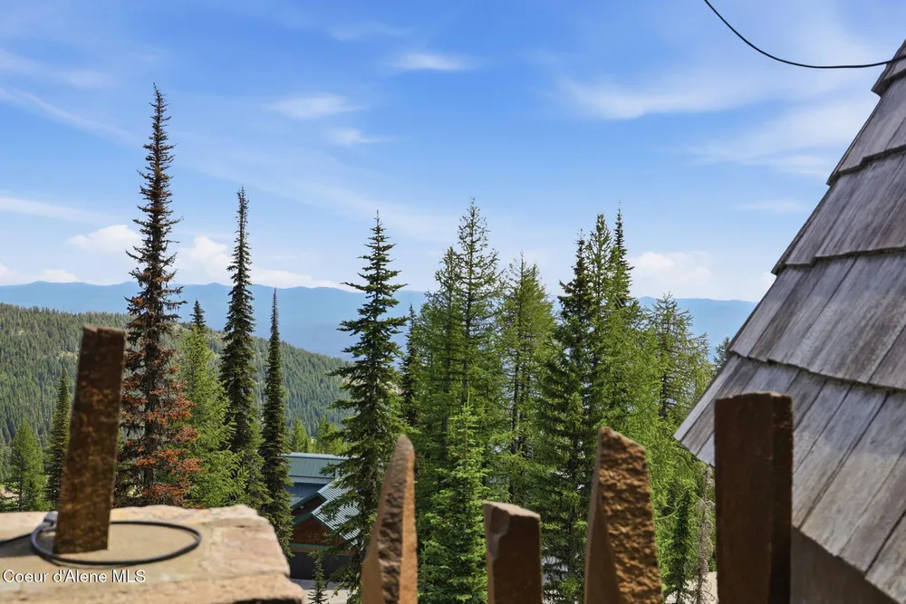 1018 Mogul Hill Rd, Sandpoint, ID 83864