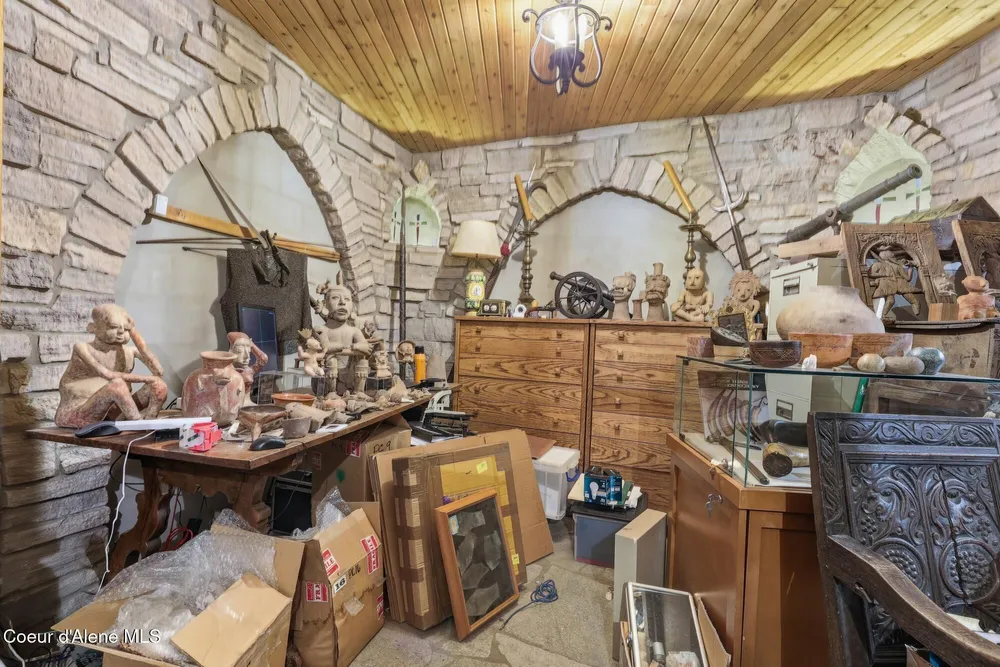 1018 Mogul Hill Rd, Sandpoint, ID 83864