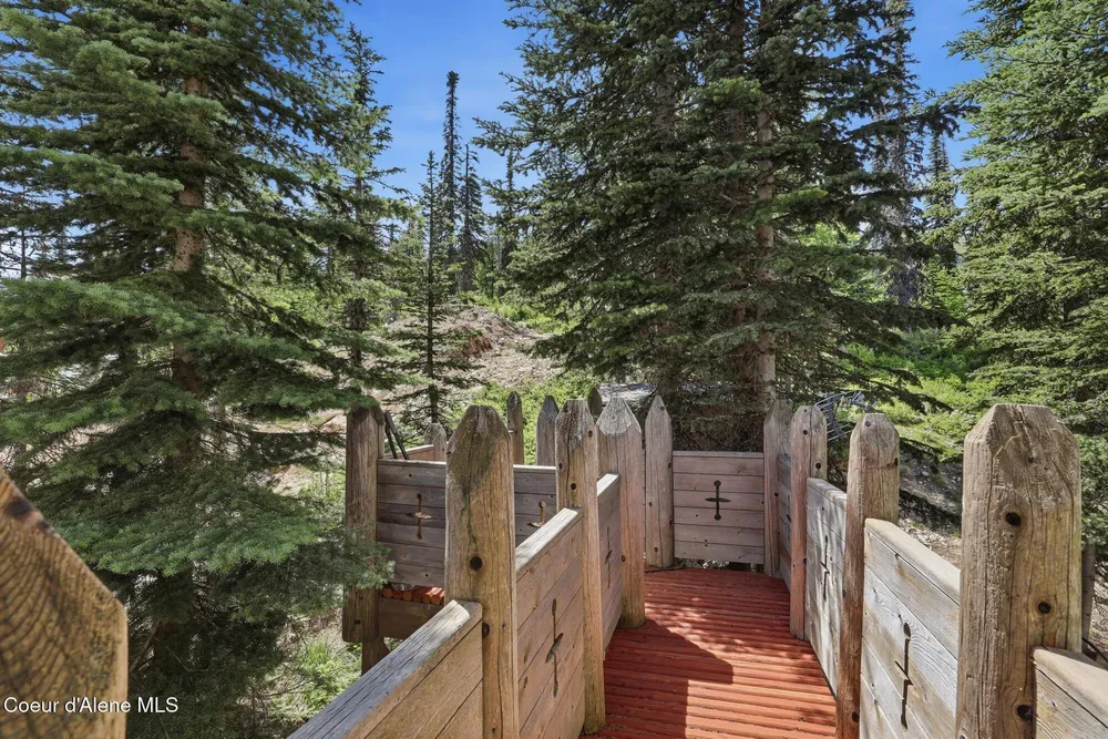 1018 Mogul Hill Rd, Sandpoint, ID 83864