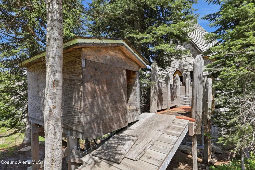 1018 Mogul Hill Rd, Sandpoint, ID 83864