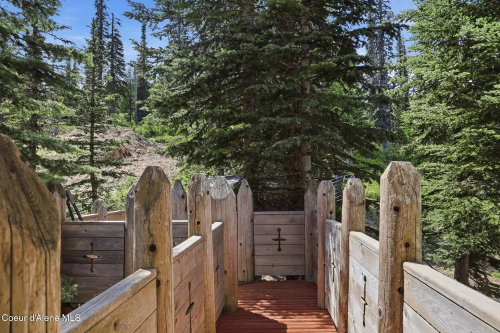 1018 Mogul Hill Rd, Sandpoint, ID 83864