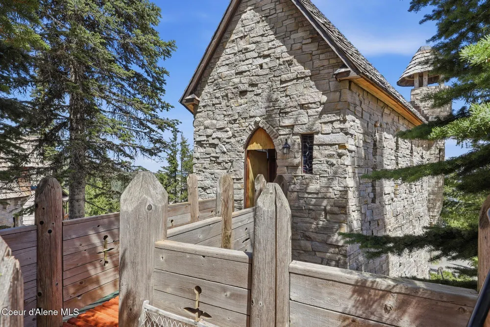 1018 Mogul Hill Rd, Sandpoint, ID 83864