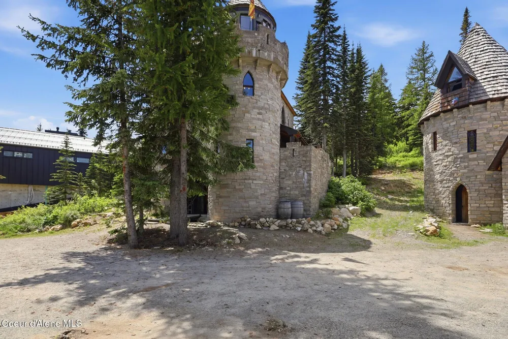 1018 Mogul Hill Rd, Sandpoint, ID 83864