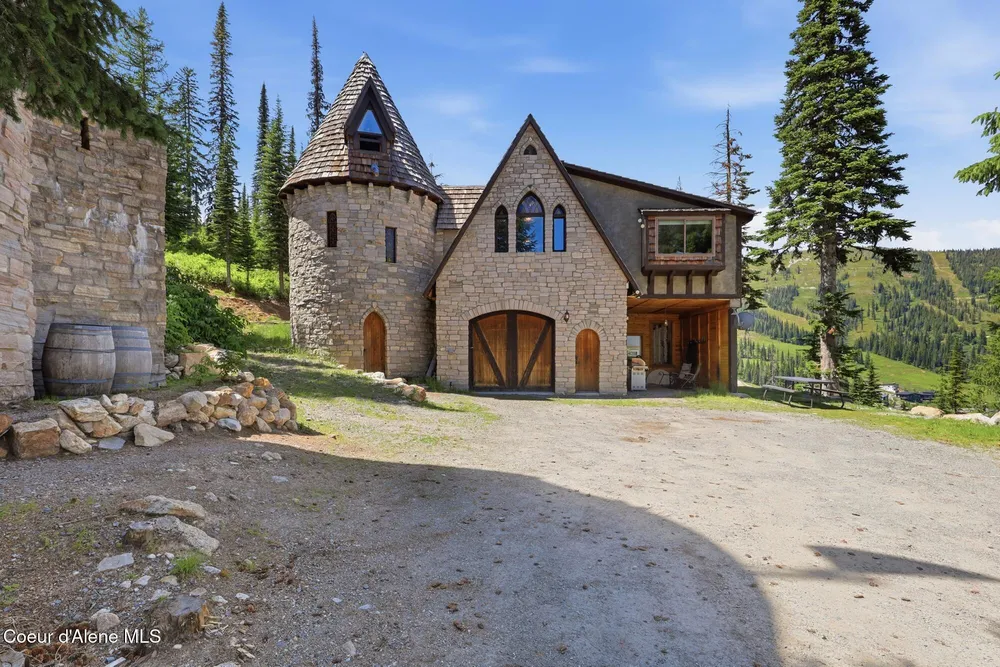 1018 Mogul Hill Rd, Sandpoint, ID 83864