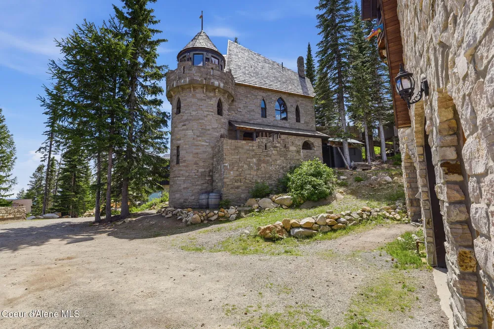 1018 Mogul Hill Rd, Sandpoint, ID 83864