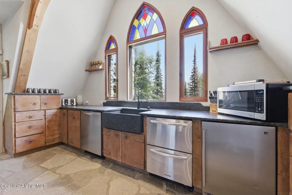 1018 Mogul Hill Rd, Sandpoint, ID 83864