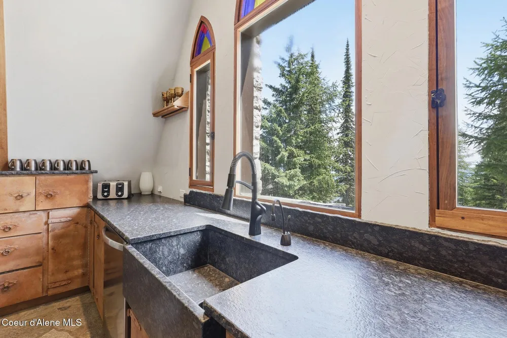 1018 Mogul Hill Rd, Sandpoint, ID 83864