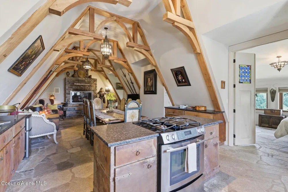 1018 Mogul Hill Rd, Sandpoint, ID 83864