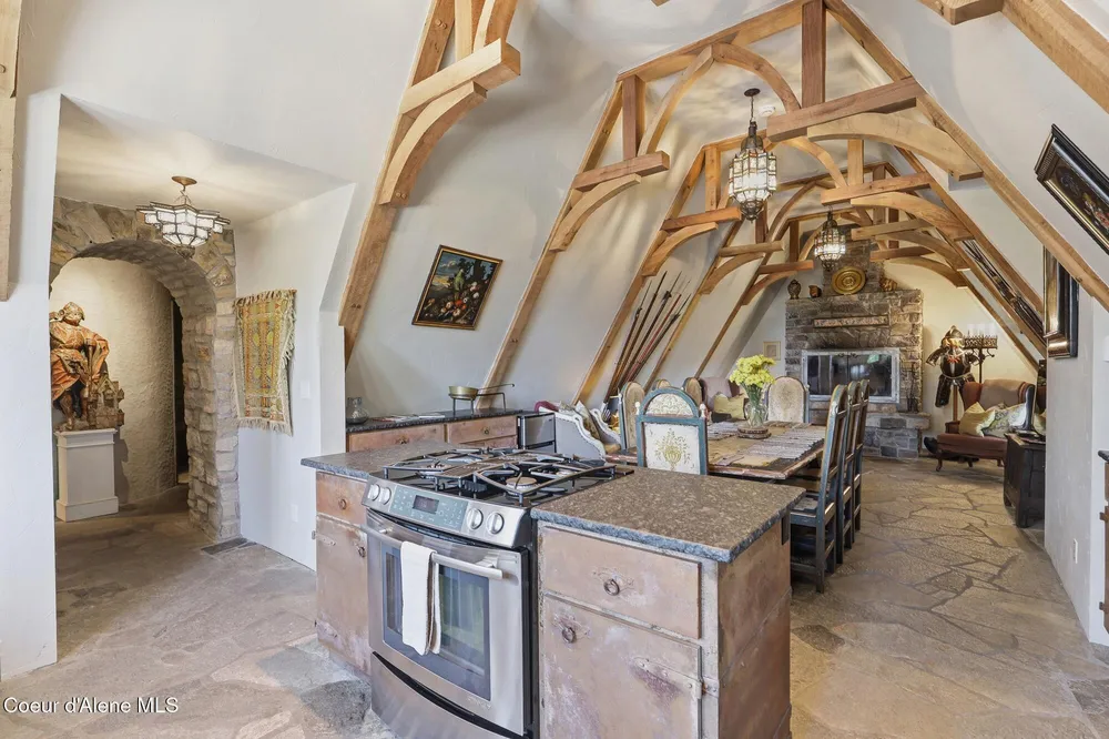 1018 Mogul Hill Rd, Sandpoint, ID 83864