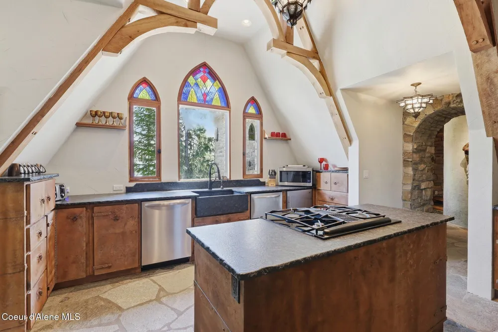 1018 Mogul Hill Rd, Sandpoint, ID 83864