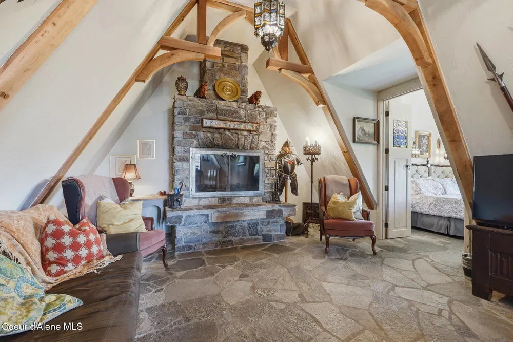 1018 Mogul Hill Rd, Sandpoint, ID 83864