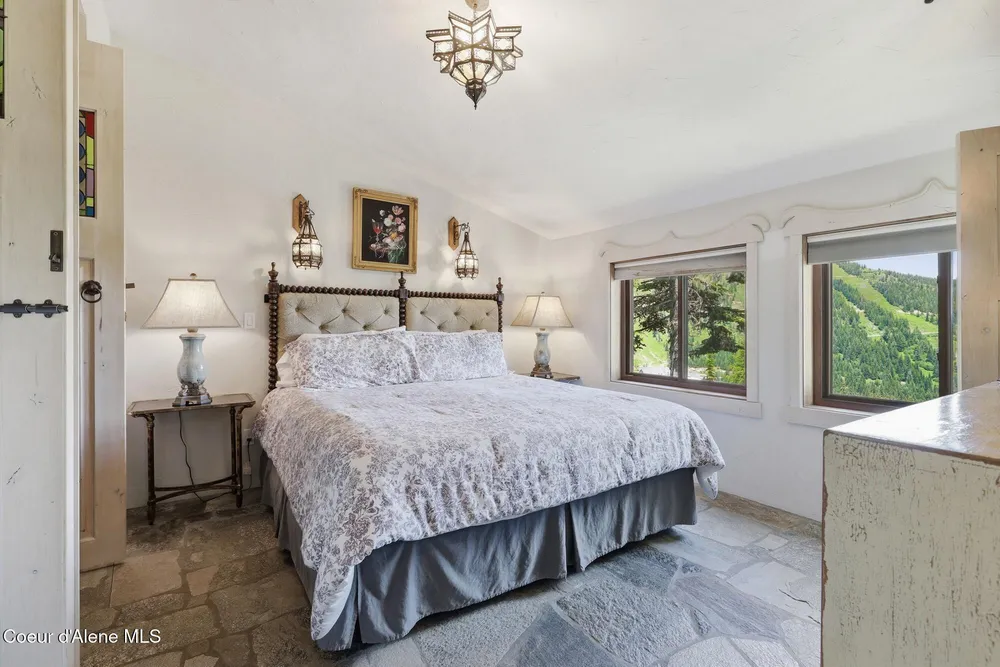 1018 Mogul Hill Rd, Sandpoint, ID 83864