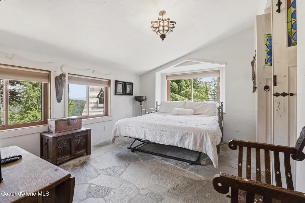 1018 Mogul Hill Rd, Sandpoint, ID 83864